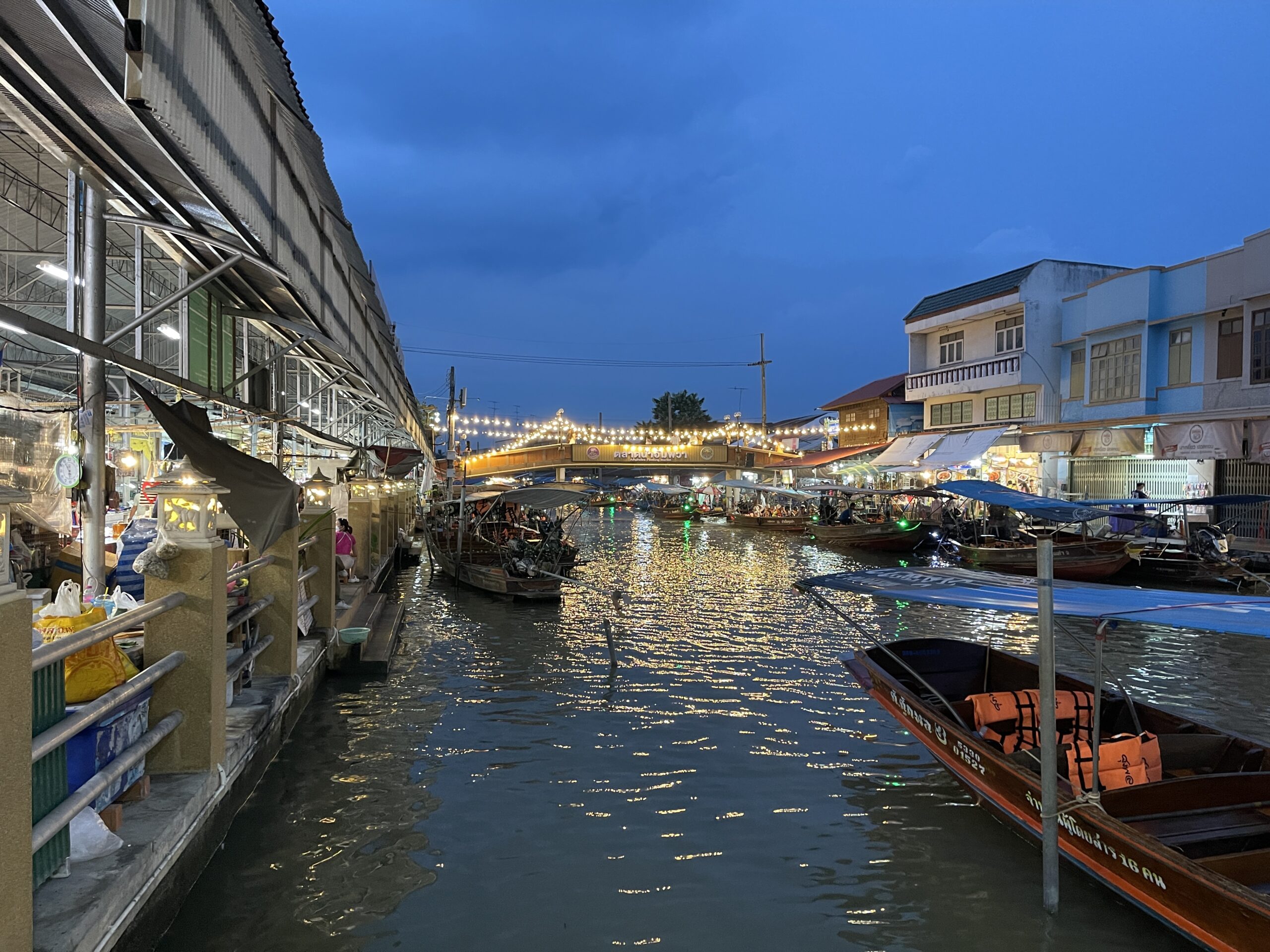 泰國曼谷安帕瓦水上市場Amphawa Floating Markets 晚上搭船賞螢火蟲(交通、營業時間)