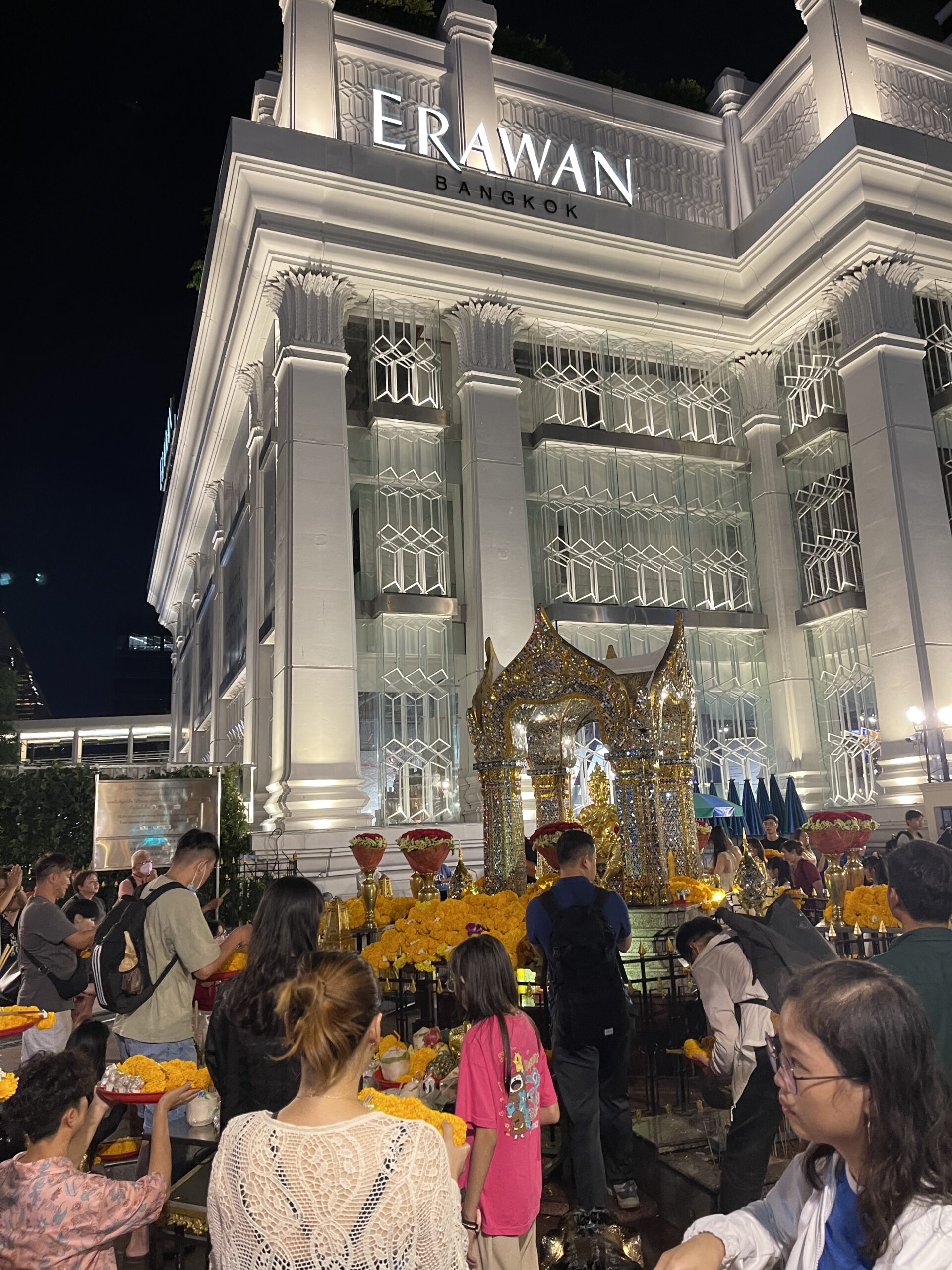 曼谷四面佛怎麼去，BTS搭到Chit Lom站(E1)，從2號出口出來沿著天橋走大概5分鐘路程，人很多很明顯的就能看到四面佛在哪裡。